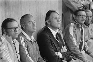 Fadrhonc - tweede van links - naast Michels op de bank bij het Nederlands elftal